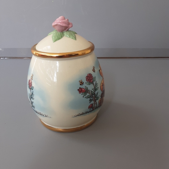 This Lenox Disney Classic Winnie the Pooh Honey Pot - Picture 12 of 16